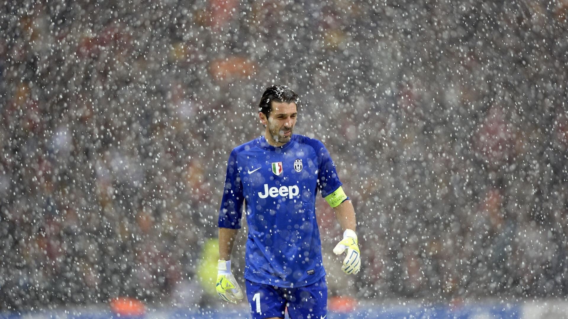 爱游戏体育app-精湛足球比赛中球员射门精准无误，在足球比赛中射门的基本要求